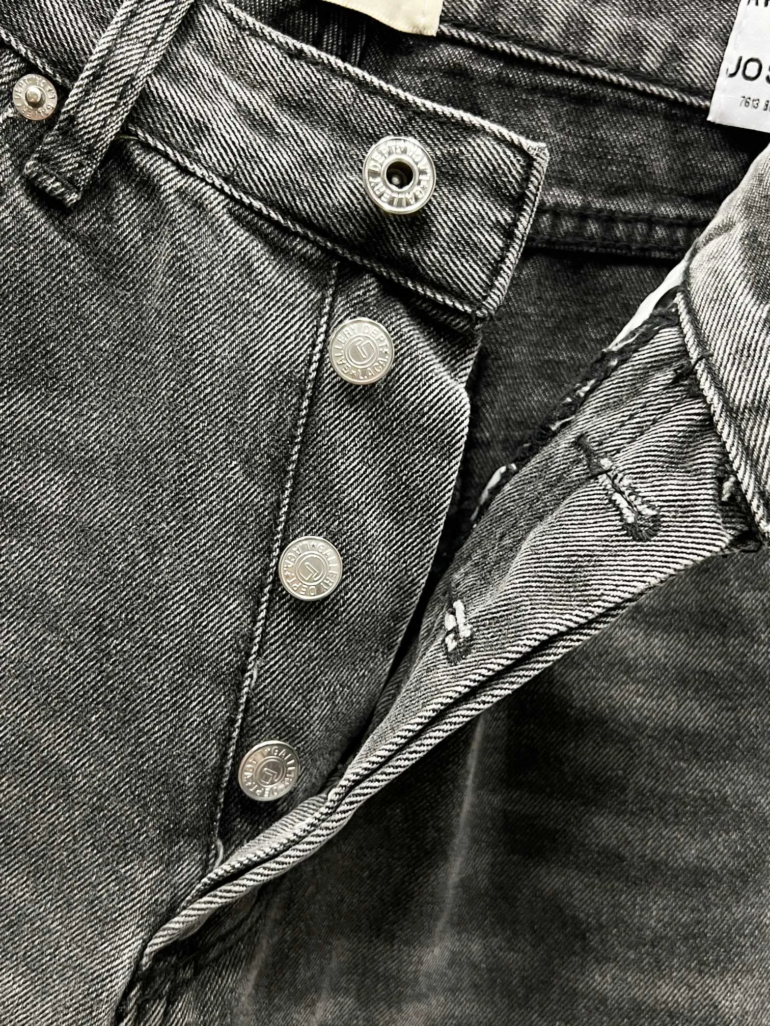 P250 Style No.: (c064) GALLERY DEPT & Chrome hearts Spliced cross loose washed flared jeans to truly restore the ultimate vintage texture. The original hardware accessories, washed and other elevators, QR code analysis are all purchased from the original factory, with a high degree of restoration. You are welcome to compare with a certain product ~ Three-dimensional version Loose and comfortable, not picky about the body shape, taller and slimmer, factory Seiko, original quality control, same style for men and women, can be matched with couples, versatile recommendation Jeans that are a must-have for all seasons. Trendy people have been disappointed. From the quality selection of fabrics, the tailoring of details, and the matching of patterns, they are all impeccable! The upper body is so handsome when worn...it can be easily worn by men, women and children! The craftsmanship uses heavy-duty washed pure cotton denim fabric. After washing, it is soft and thick. It is very stylish when worn on the body. Size: 28, 30, 32, 34, 36 (S-XXL) Color: Stitching